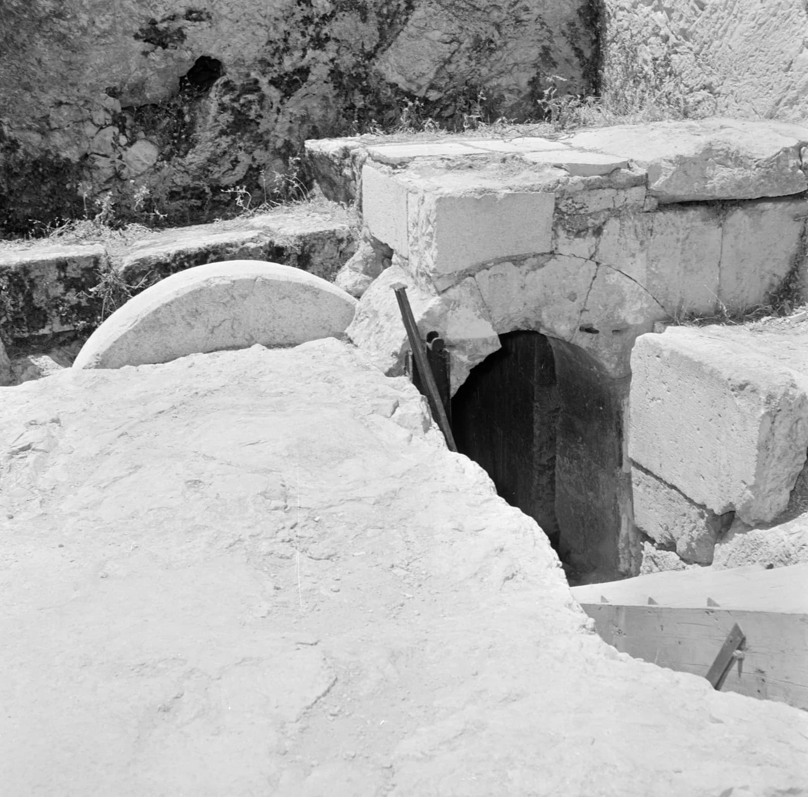 מבט קרוב על פתח הקבורה הבנוי גזית ואבן הגולל, 1964
