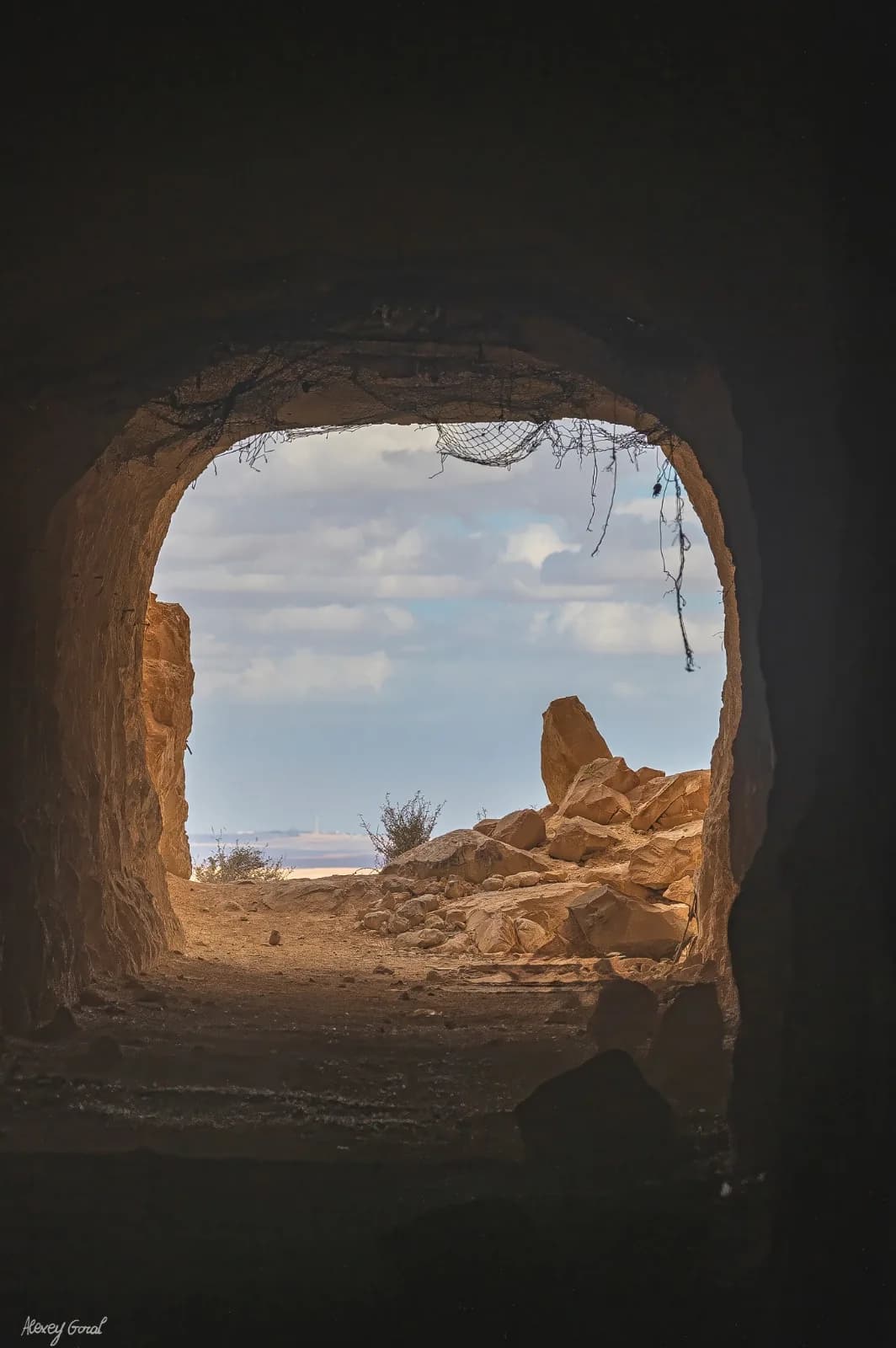 מנהרה במאגורות נחש צמא עם צנרת מתכת ופתחי תאים חצובים