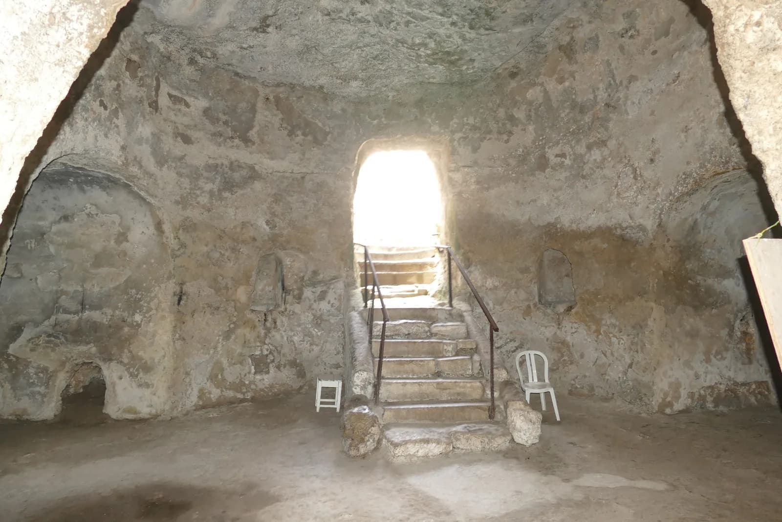 האולם העגול המרכזי במערת הנביאים: גרם המדרגות היורד מהכניסה וגומחות חצובות בדפנות
