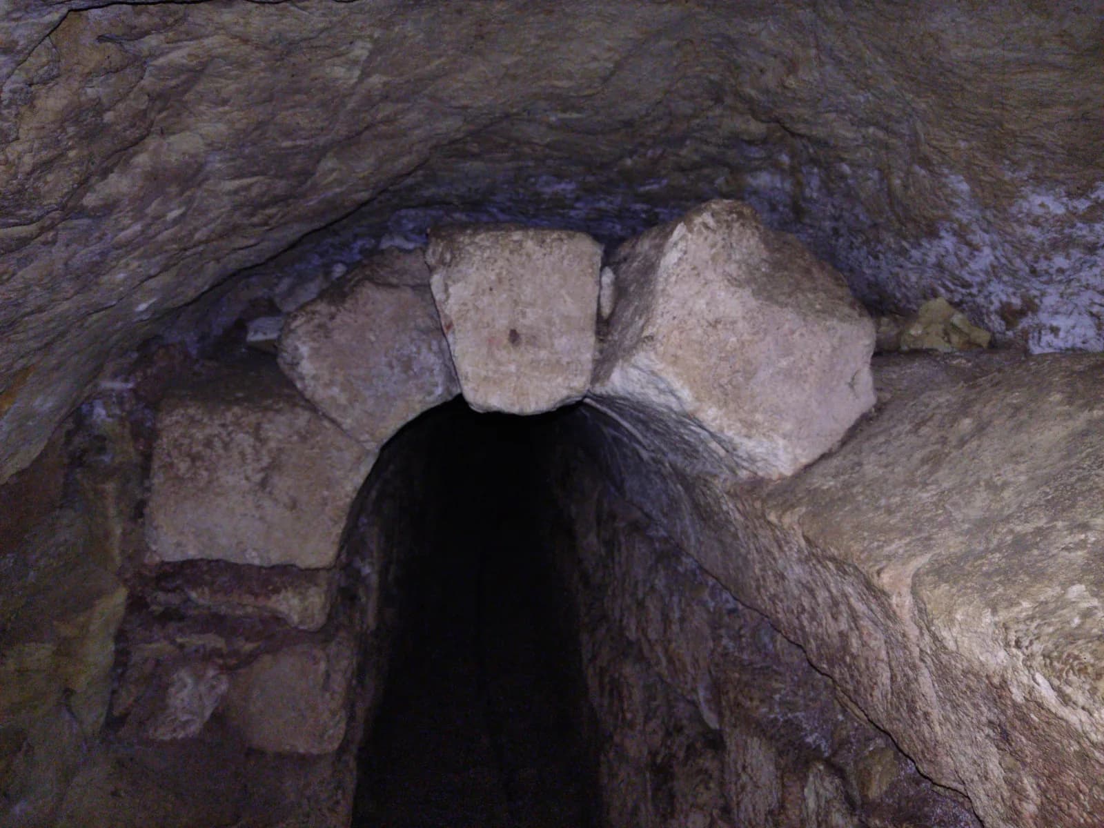 קשת אבנים מסותתות בתוך נקבת עין כפיר