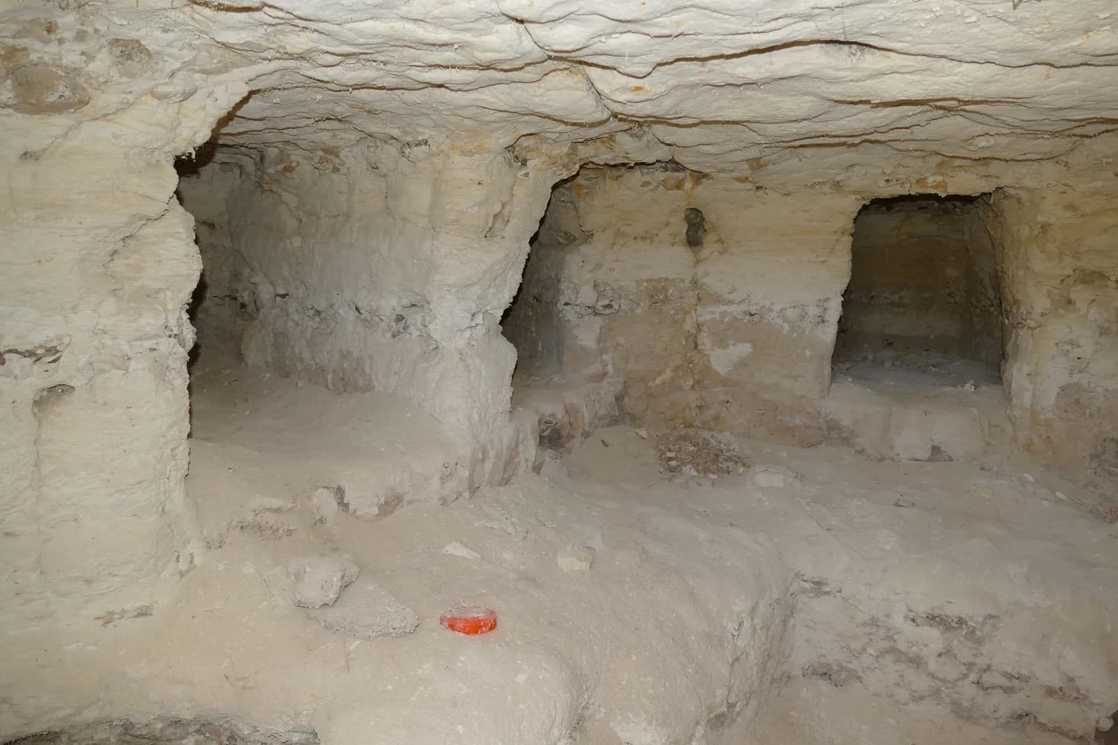 כוכי קבורה חצובים בסלע הגיר בתוך מערת קבורה בתל חליף