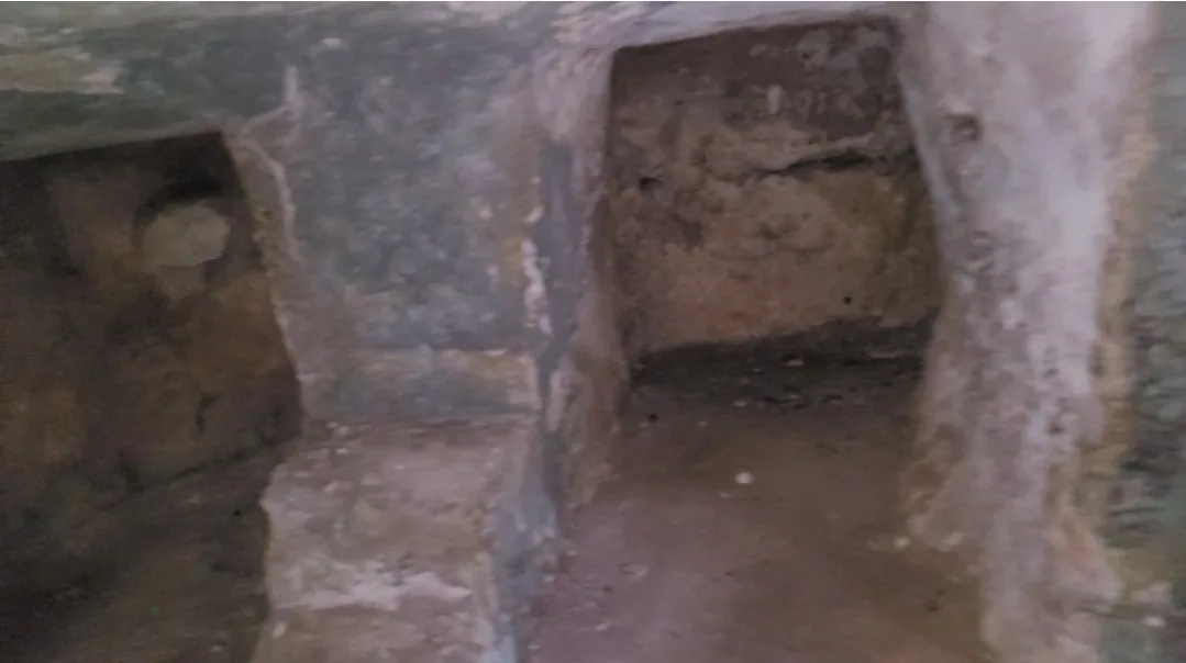 כוכי קבורה חצובים בתוך אחת ממערות הקבורה בחורבת חרמש