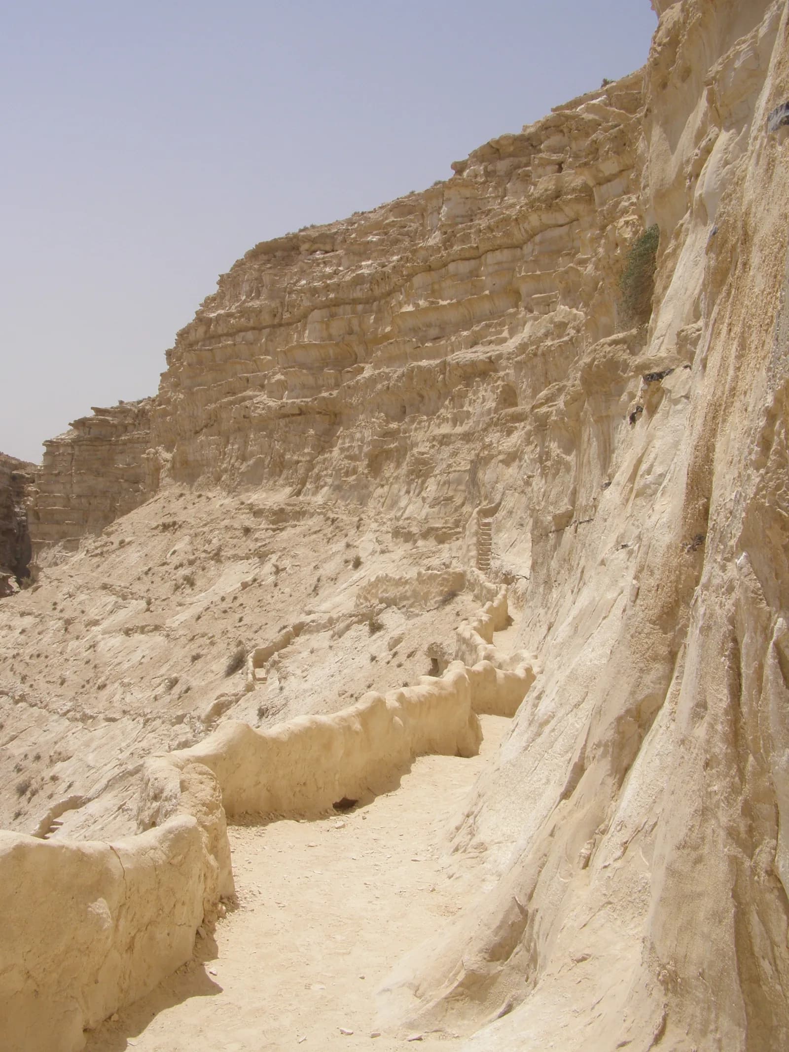 השביל לאורך בסיס המצוק, ליד מערות הנזירים, בדרך אל המדרגות החצובות
