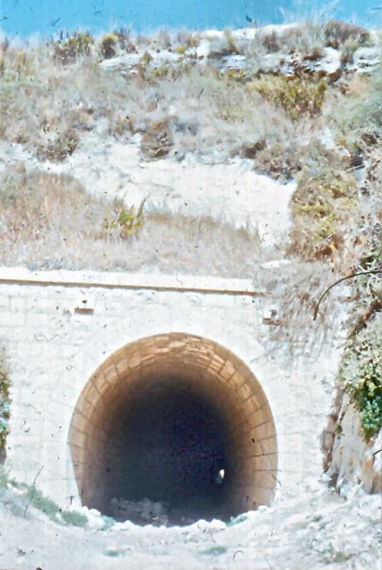 פתח האבן של מנהרת הרכבת הישנה ליד אל-עטארה, בצילום ישן
