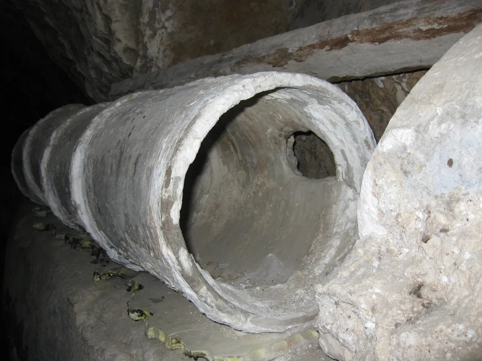 צינור החרס העות'מאני בתוך נקבת האמה התחתונה