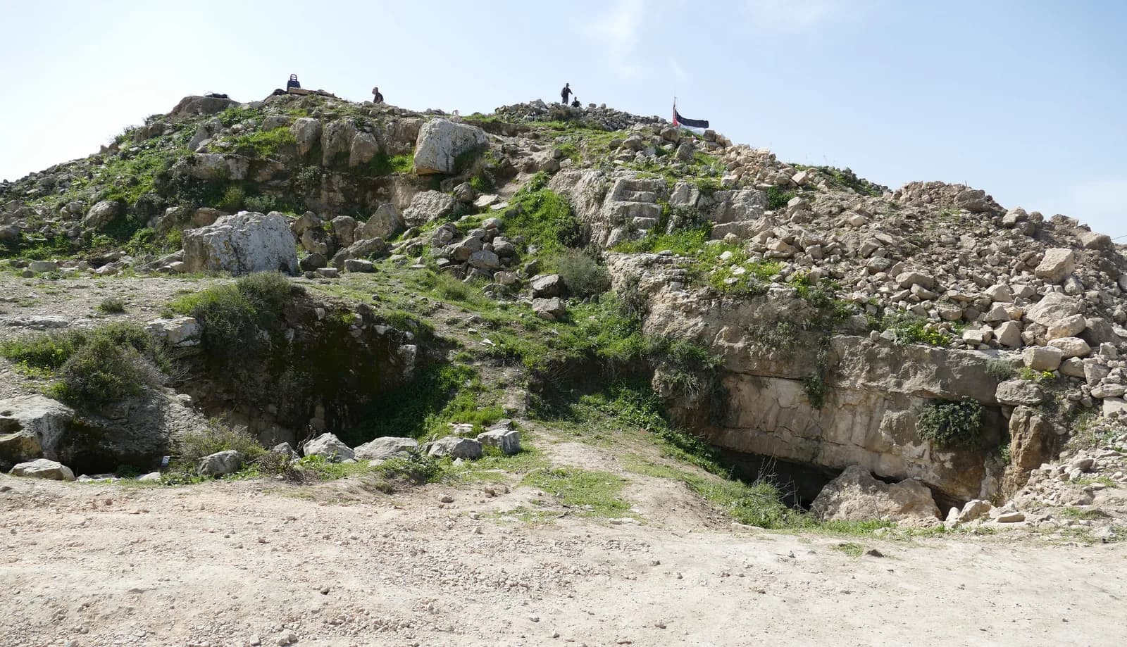 פתחי מערות ובורות בתחתית הכיפה של חורבת עורמה