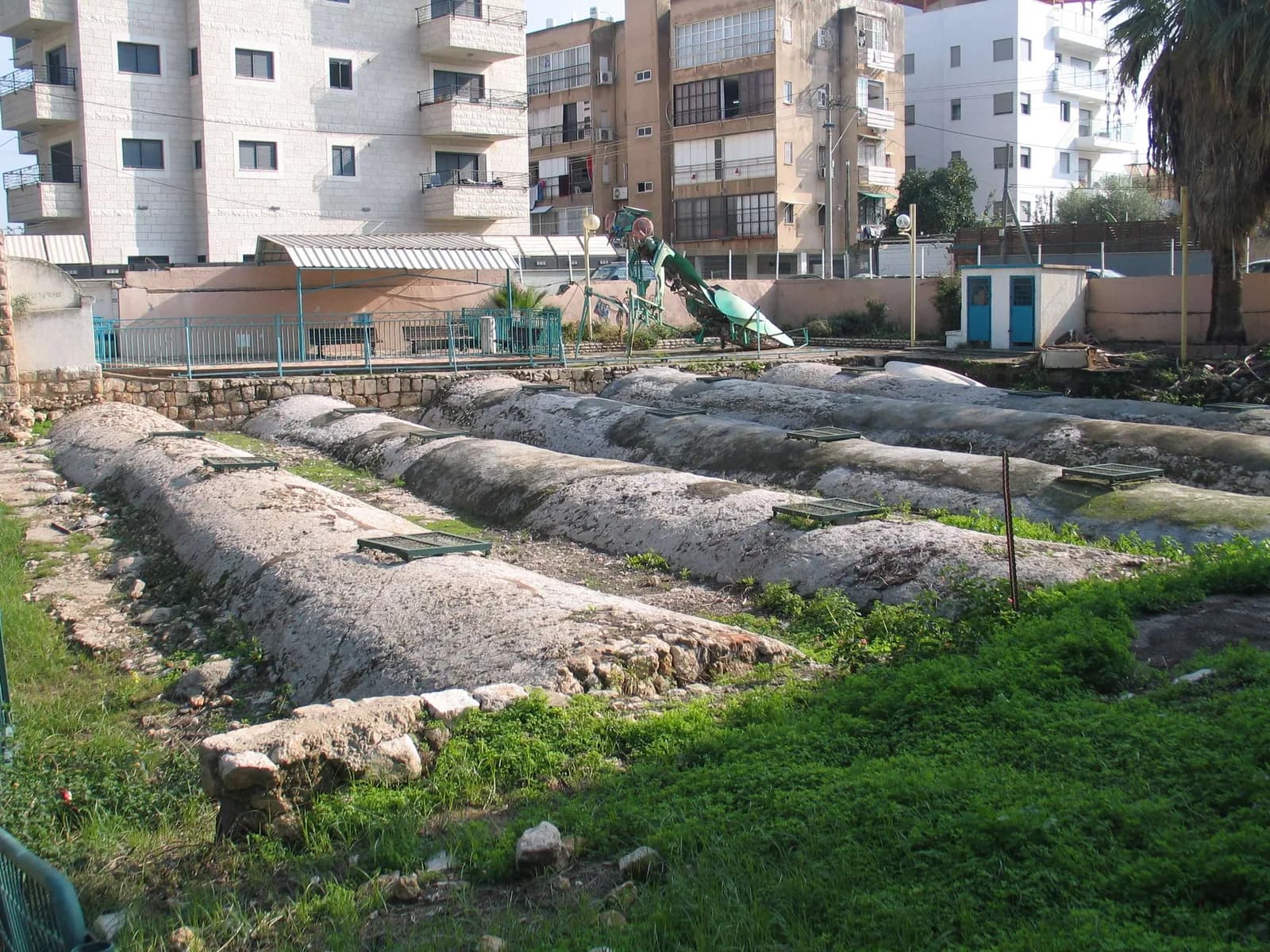 גבי הקמרונות של הבריכה ופתחי התקרה, כפי שהם נראים מעל פני הקרקע במרכז רמלה