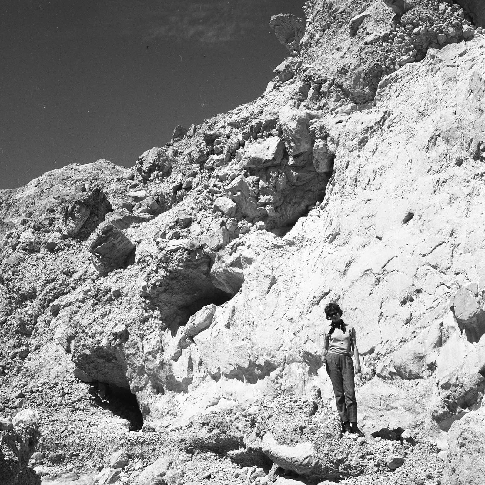 פתחי מכרה עתיק במדרון בנחל עמרם, צילום משנת 1963