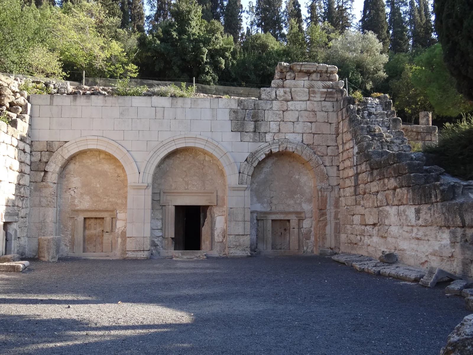 חזית מערת הארונות בבית שערים, עם שלוש הקשתות והחצר שלפניה