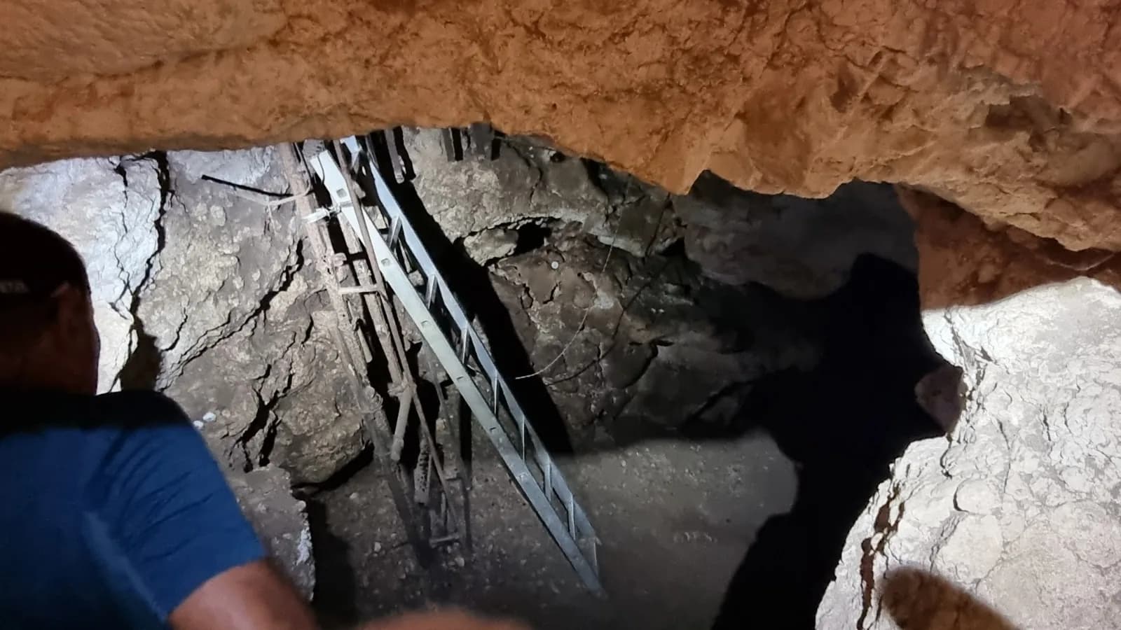 סולמות הברזל בתוך מערת הסולם שמעל קיבוץ חניתה