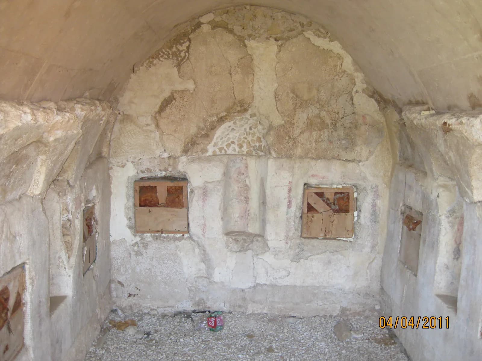 האולם המקומר באחד הקברים הרומיים באשקלון, ובקירותיו גומחות קבורה ושרידי טיח מצויר (2011)