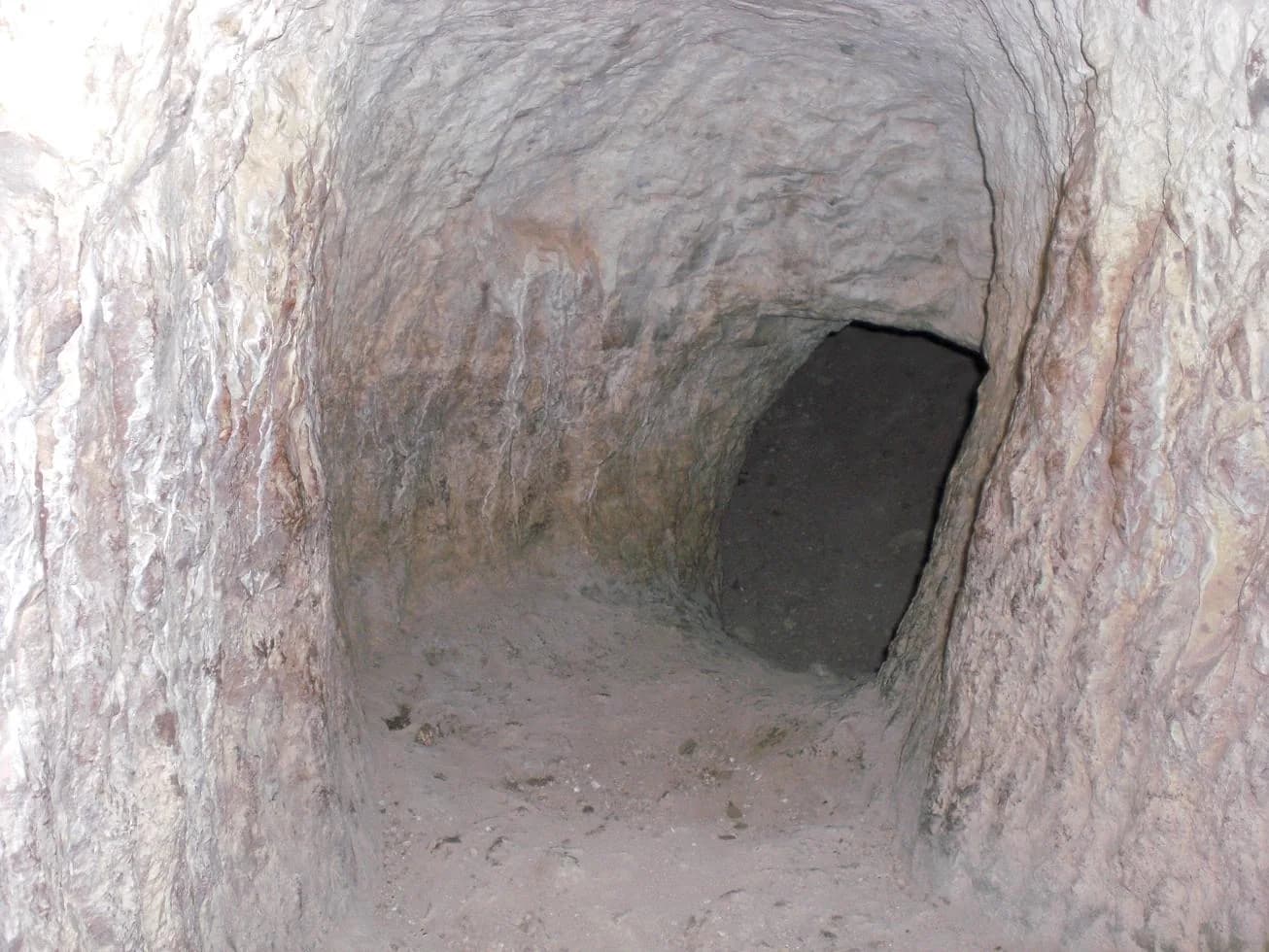 מחילה במערכת המסתור בחורבת פצה, 2009 – לפני שפתחה כוסה