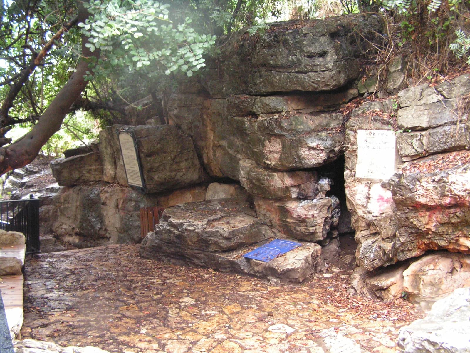מצוק הגיר ופתח מערת רשב"י בצל העצים, אתר קדוש לבני כמה דתות