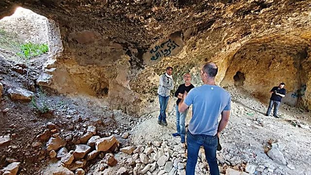 מבקרים במערת האחסון החצובה במבצר ארטבה