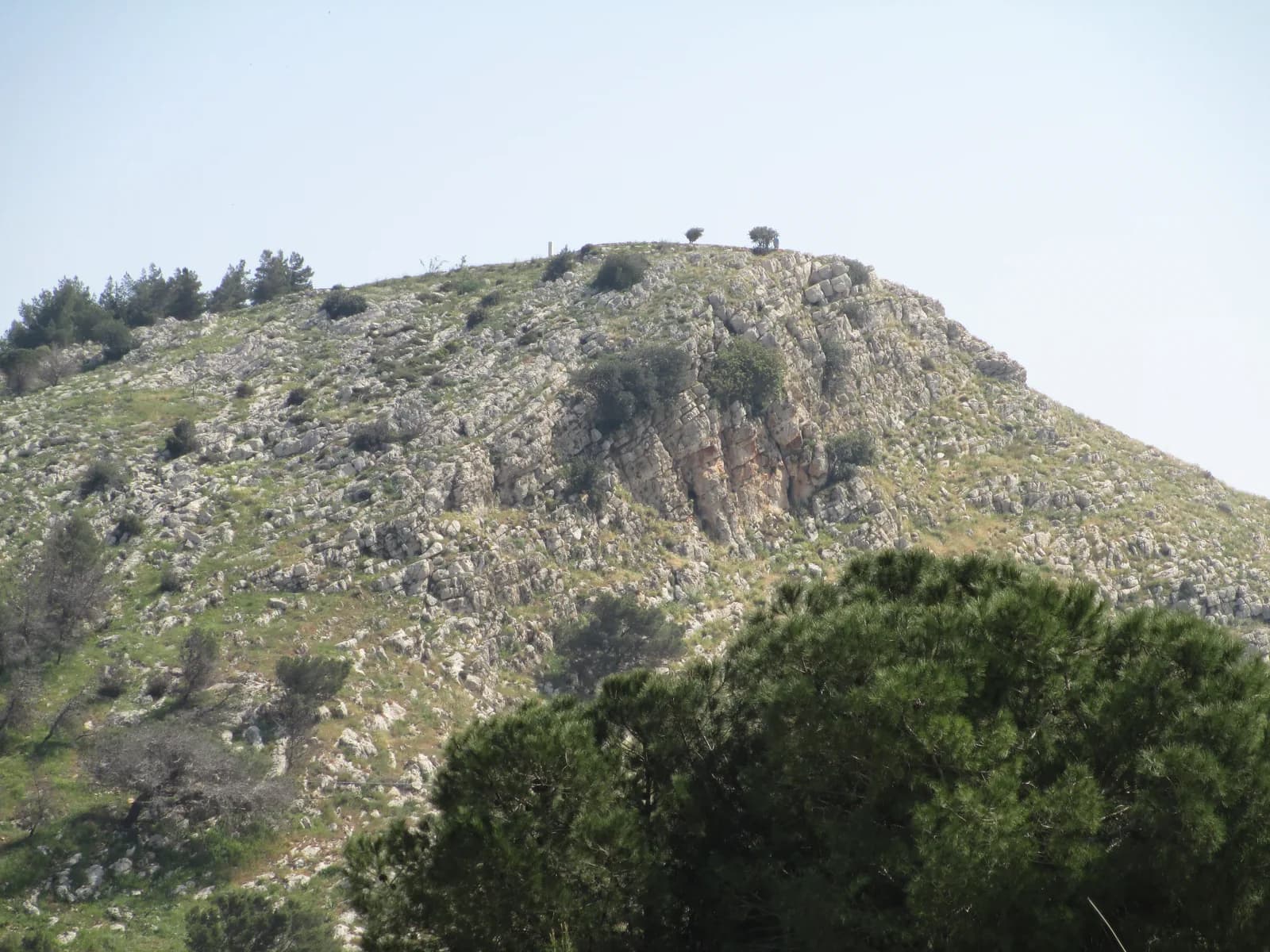 המצוק של הר הקפיצה כפי שהוא נראה מאזור גן התעשייה של נצרת, הצד שבו נמצאת המערה