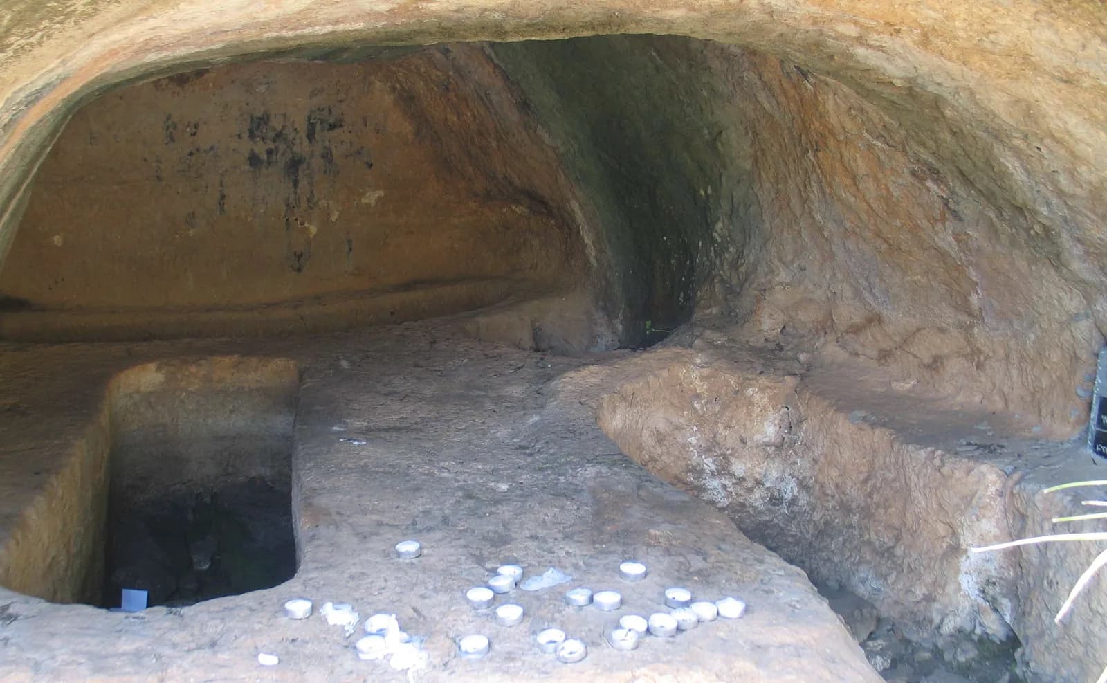 בתוך מערת קבורה בחורבת שמע: שוקות קבורה חצובות ונרות שהשאירו מבקרים