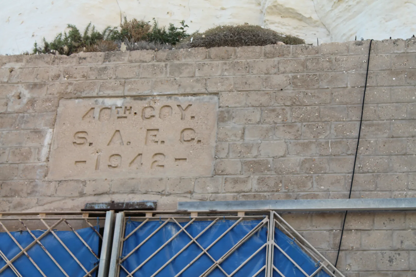 התבליט מעל הפתח הדרומי המנציח את פלוגה 40 של חיל ההנדסה הדרום אפריקאי, 1942