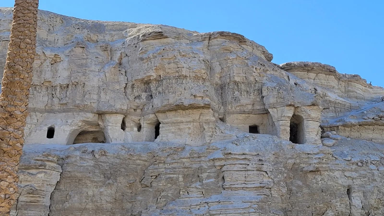 מערות ההתבודדות של הנזירים בגדת הוואדי ליד דיר חג'לה