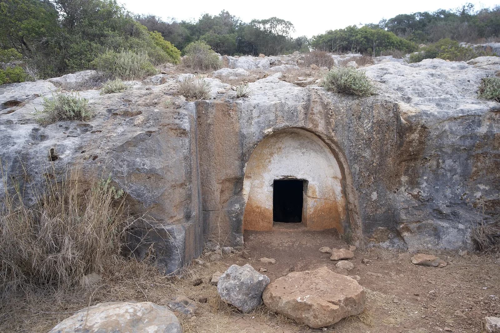 חזית מערת קבורה חצובה עם קשת ופתח קטן בחורבת סומקה