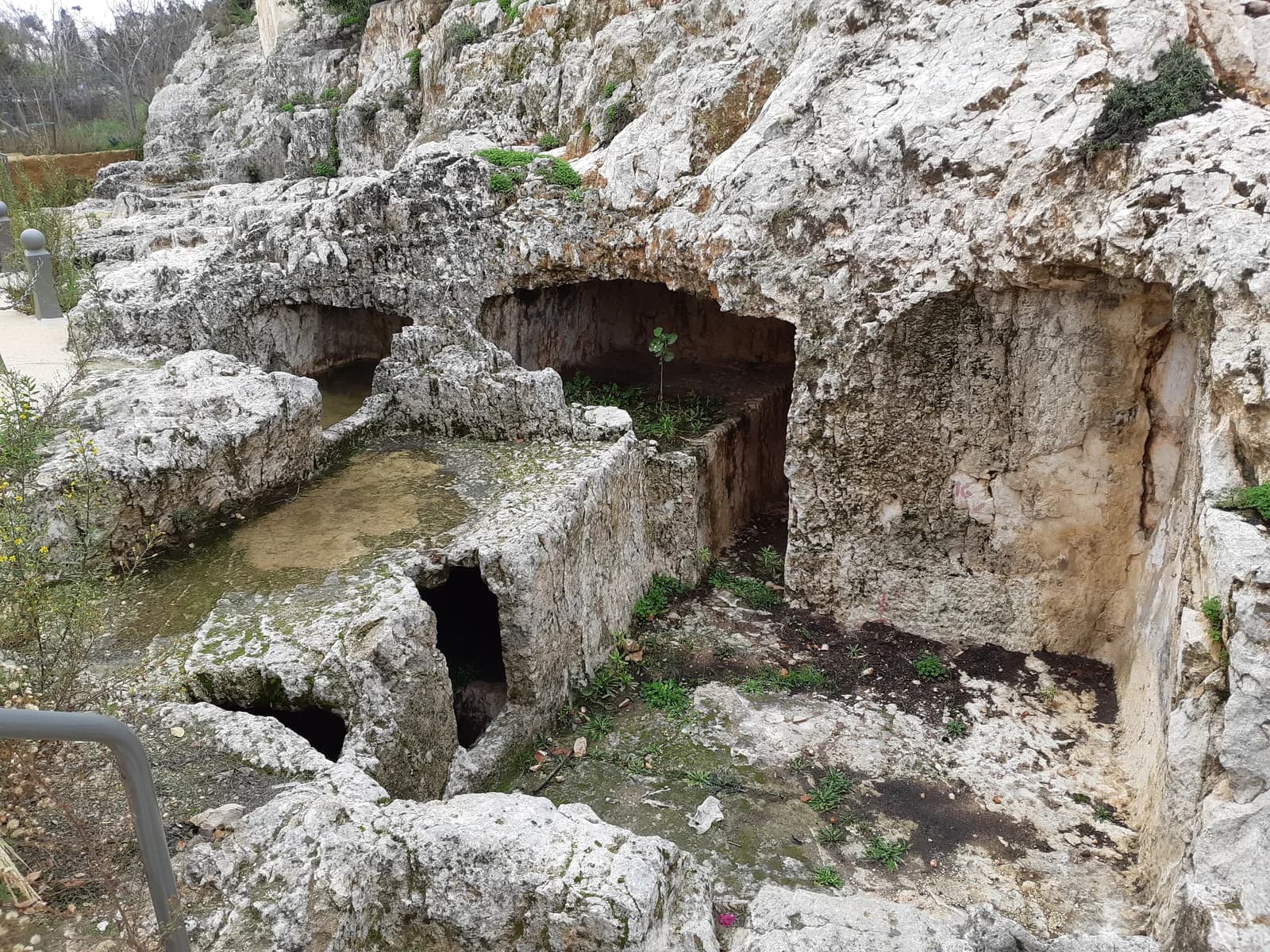 חדרי קבורה ודרגשים חצובים בסלע במערות כתף הינום