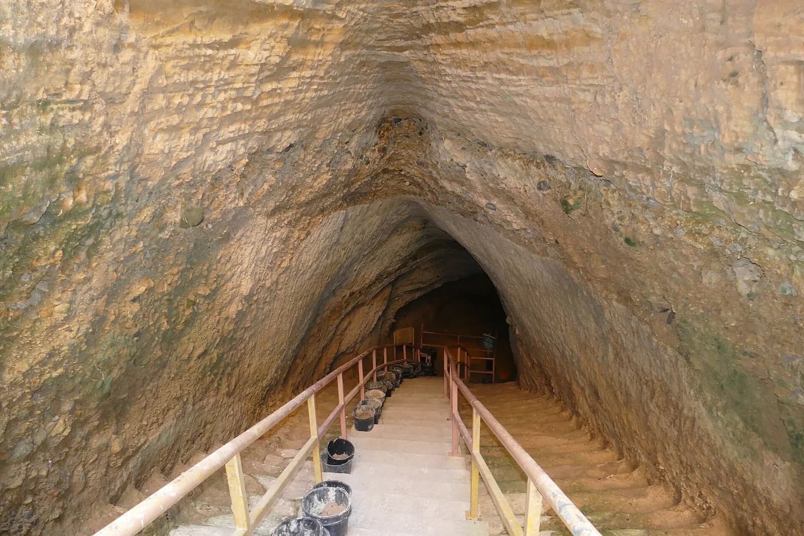 המנהרה המשופעת והחצובה בסלע היורדת אל תא המים