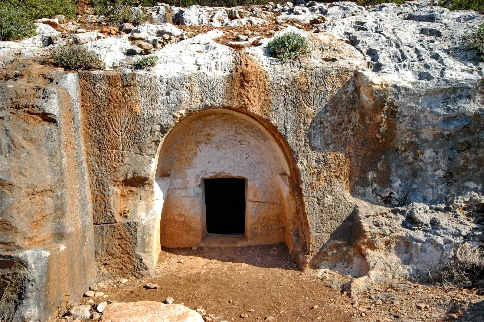 פתח מקושת של מערת קבורה חצובה בסלע בחורבת סומקה