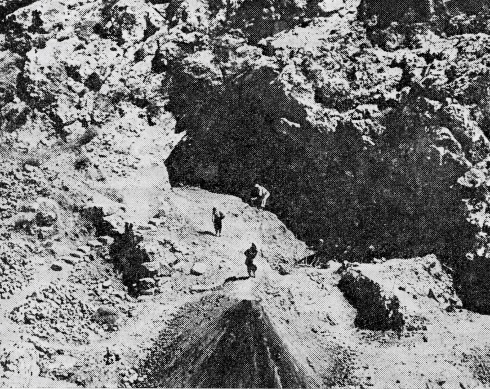חפירות נוויל ושטקליס בפתח מערת קדומים בשנת 1935