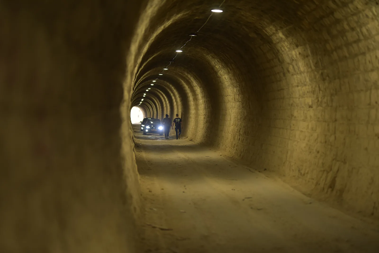 פנים מנהרת הרכבת העות'מאנית ליד בלעא – קירות וקמרון מצופים אבני גיר, ובקצה פתח היציאה