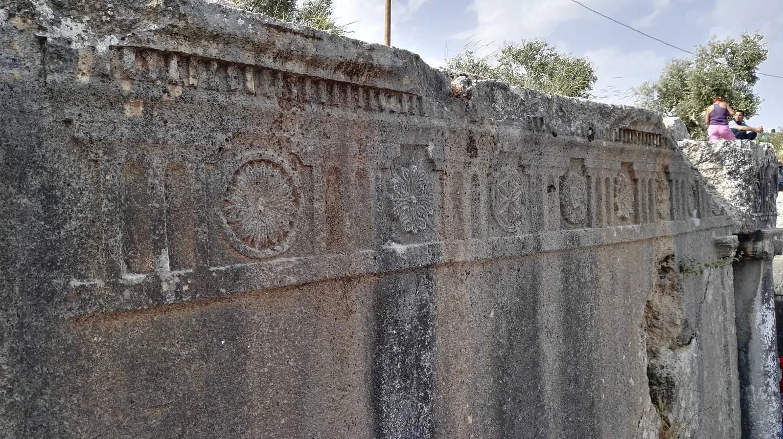 האפריז הדורי שבחזית הקבר, עם טריגליפים ורוזטות