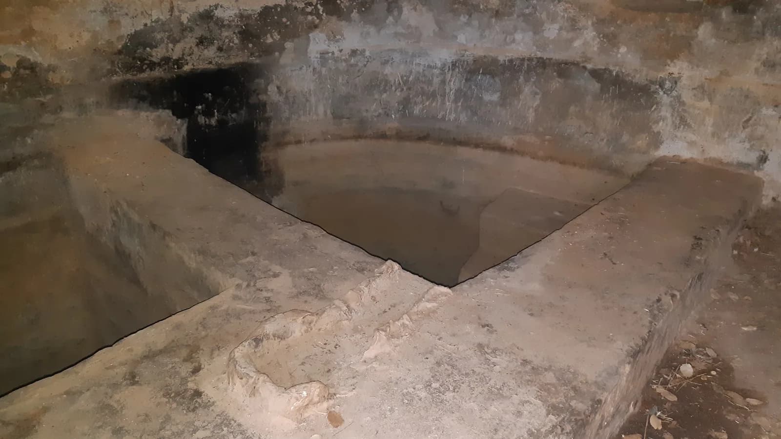 בריכת המקווה החצובה בתוך המערה באילניה