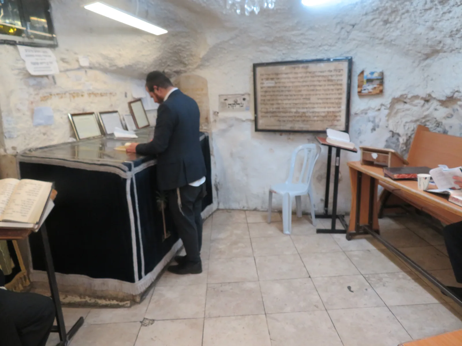 מצבת הזיכרון לשמעון הצדיק בחדר החצוב שבתוך המערה
