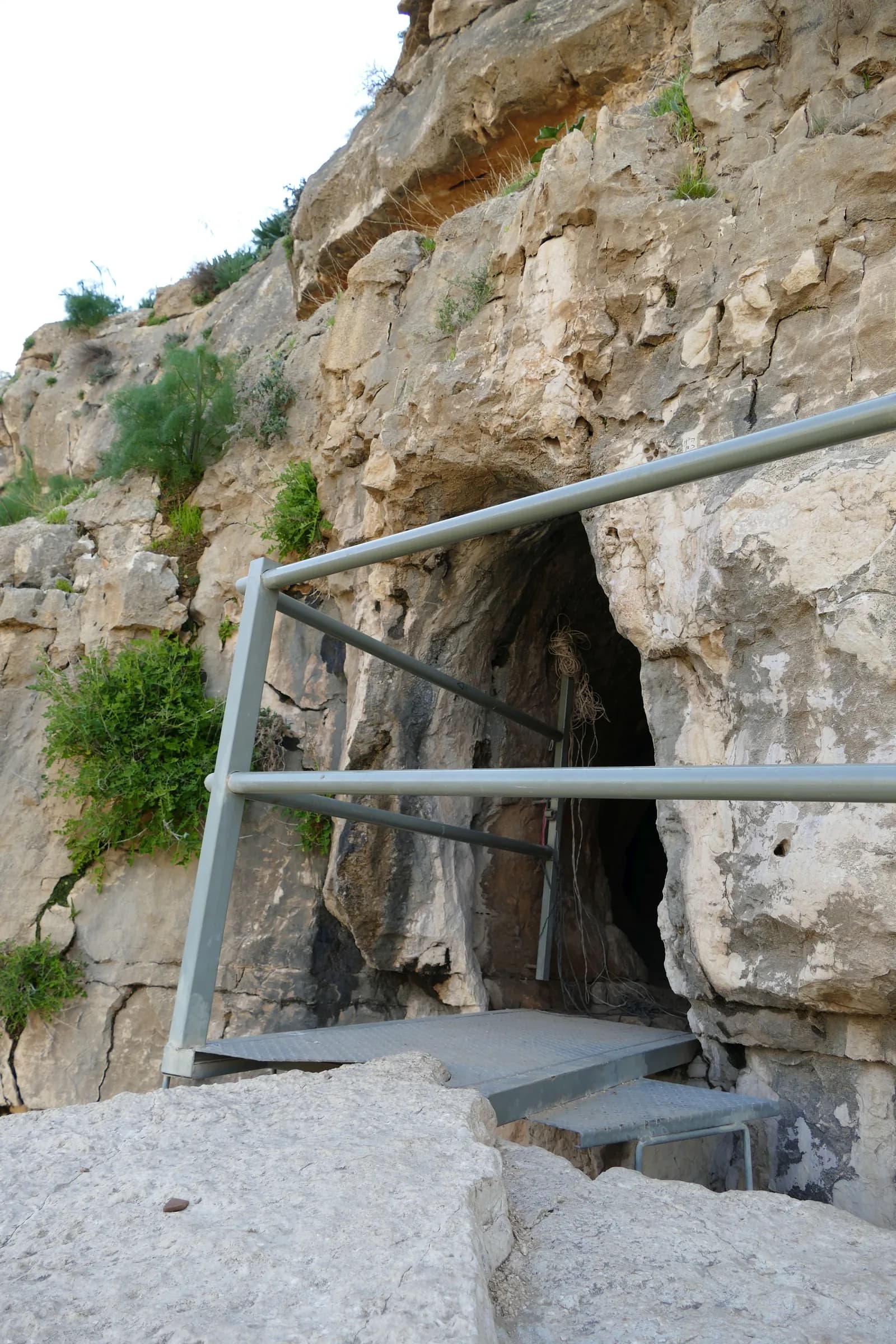 פתח הכניסה למערת חריטון עם מדרגות הברזל והמעקה