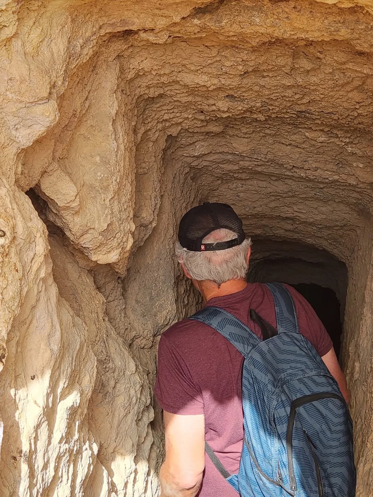 מטייל בכניסה למנהרת המדרגות המזרחית בנחל סככה