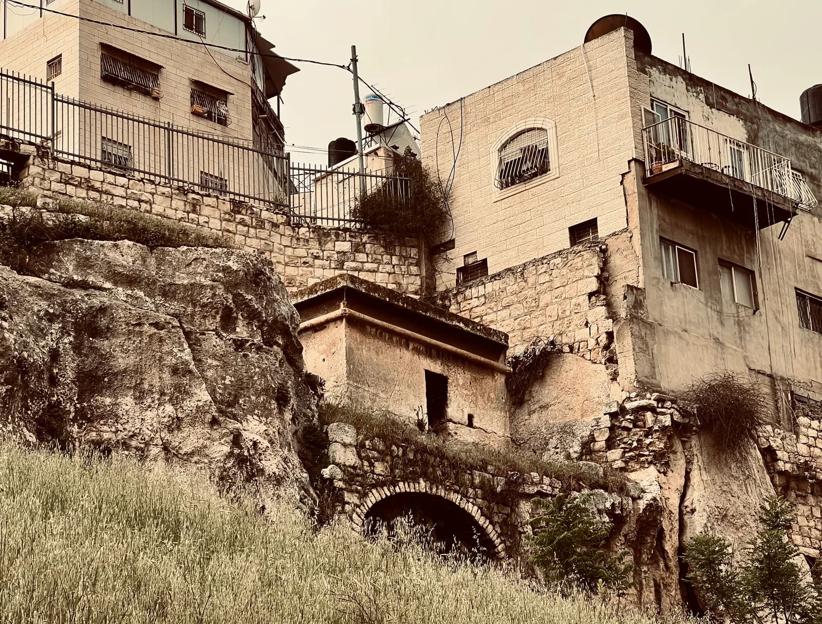 קבר בת פרעה בין בתי הכפר סילואן, במבט מערוץ נחל קדרון