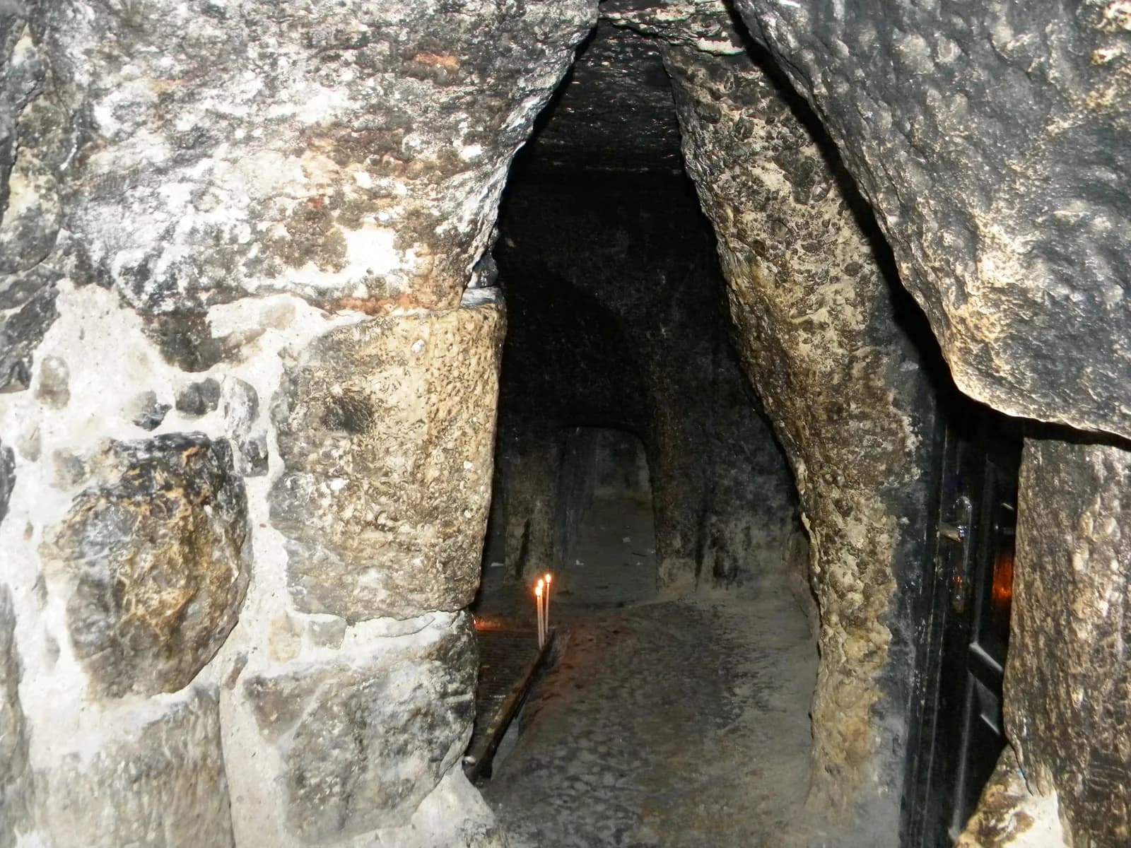 מערת הקבורה המכונה קבר יוסף מארימתיאה, החצובה בסלע בקפלה הסורית