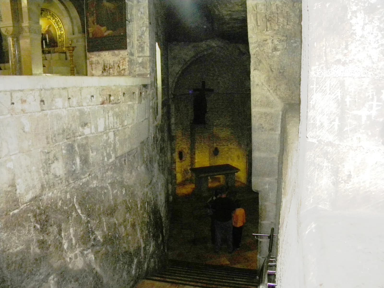המדרגות היורדות מקפלת הלנה אל מערת מציאת הצלב, בין קירות סלע