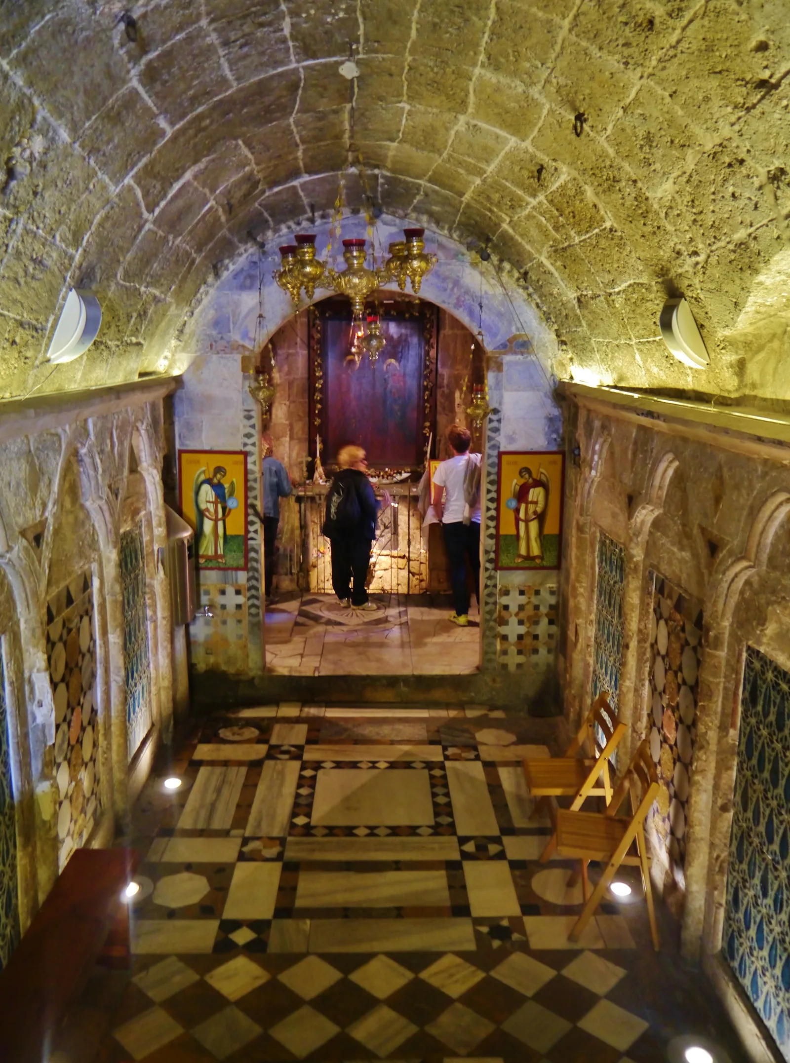 הקריפטה המקומרת שמעל המעיין, עם אריחי הקרמיקה והמזבח שבקצה