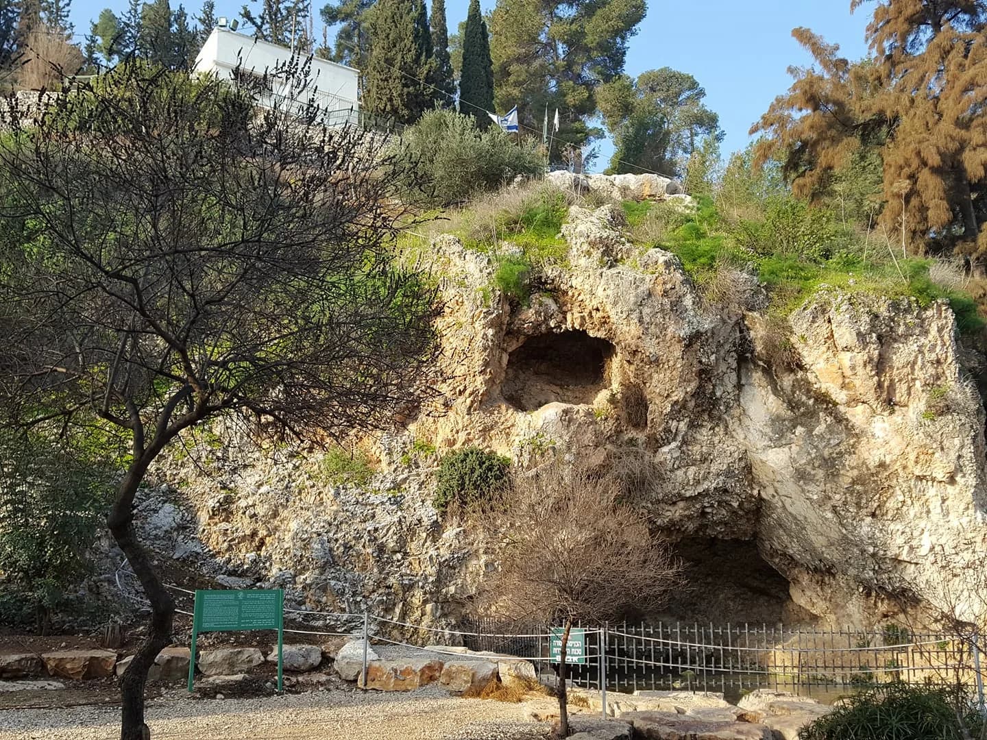 מצוק מערת גדעון ובראשו בית חנקין, למרגלות הגלבוע (2017)