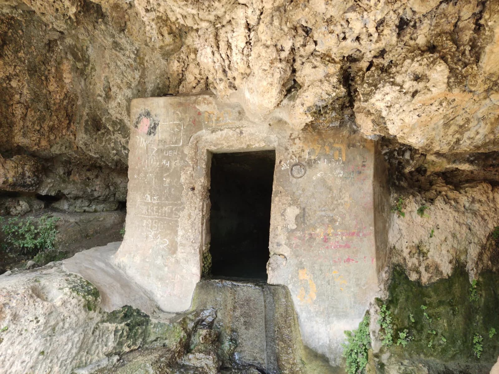 חדר האגירה הבנוי מתקופת המנדט למרגלות המצוק. מאחוריו נמשכת אחת הנקבות