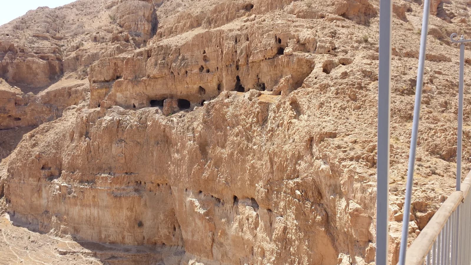 פתחי מערות בצוק הר הפיתוי, לצד השביל המוביל למנזר