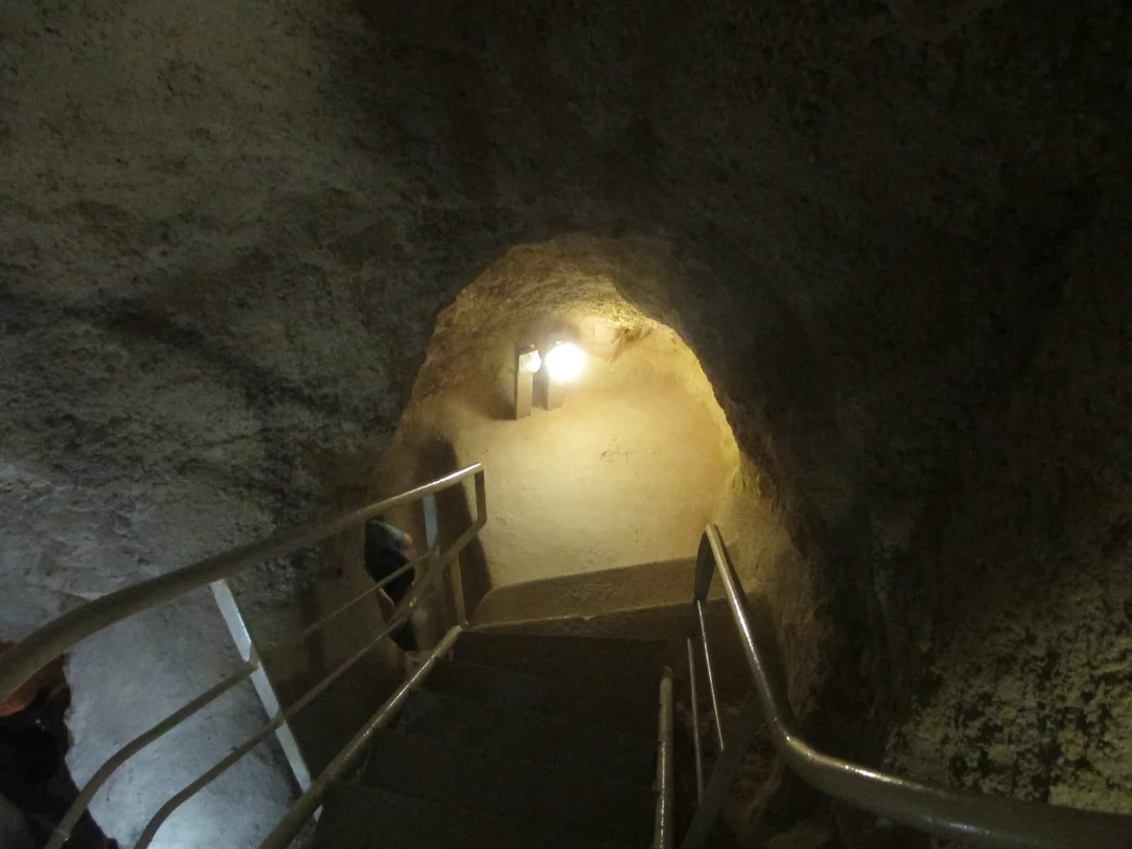 ירידה במדרגות אל מנהרות המרד בהרודיון