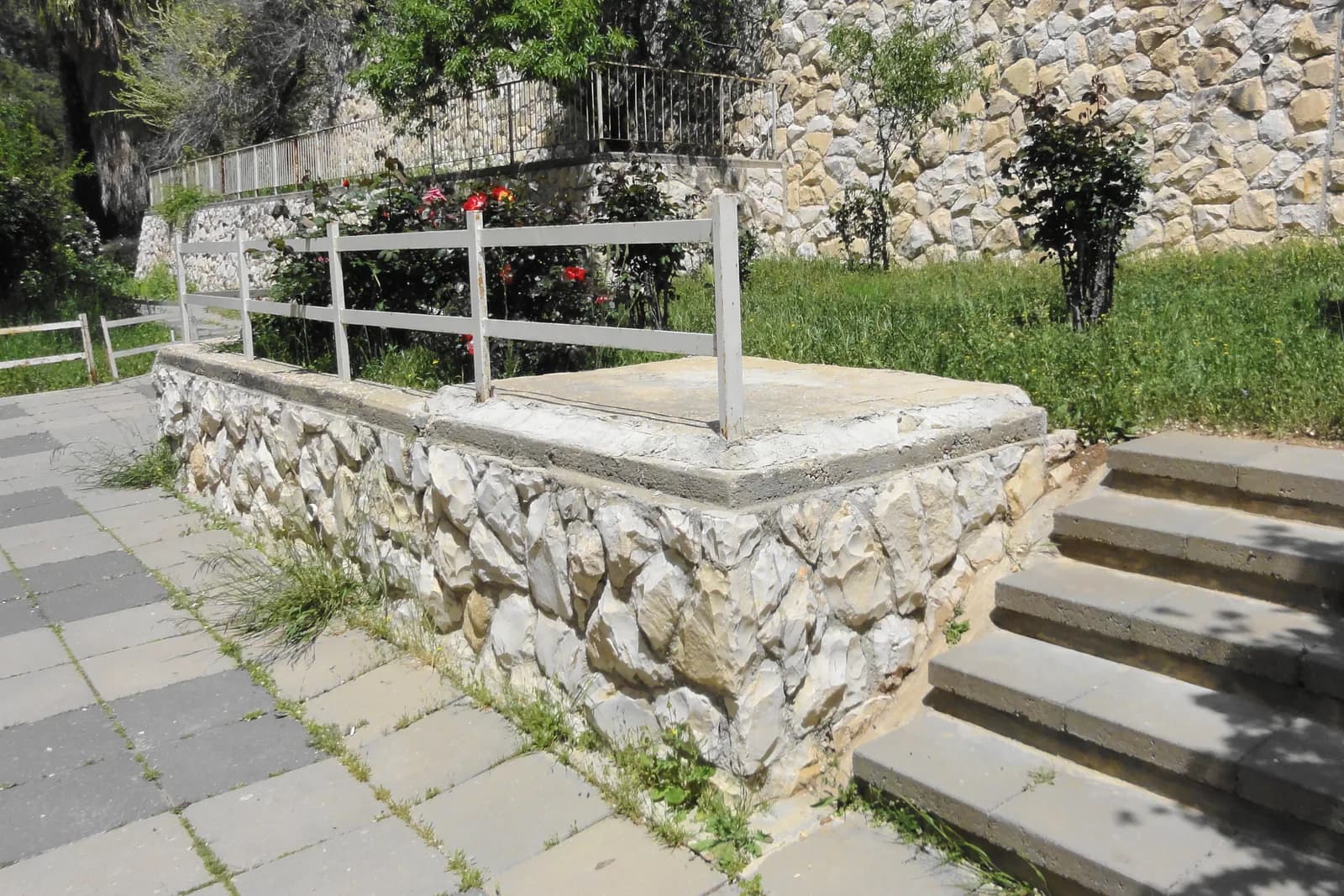 לוח הבטון האוטם את פתח מערת תלפיות, בחצר בין בנייני מגורים בתלפיות מזרח