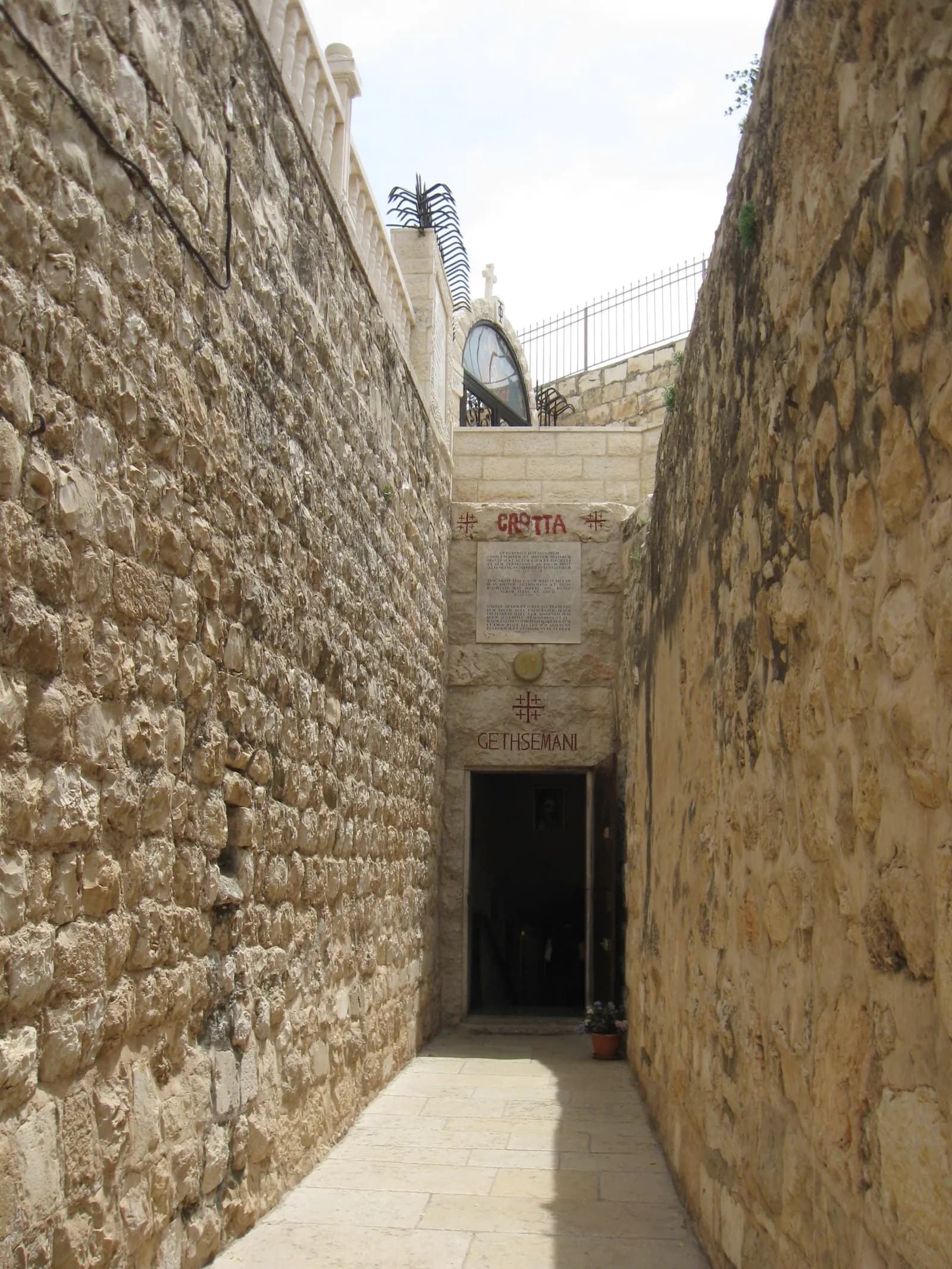 המעבר המוקף חומות המוביל אל פתח מערת הבגידה, ליד קבר מרים