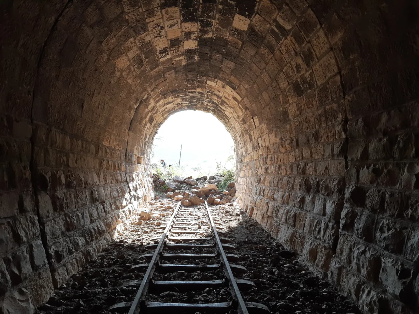 מבט מתוך המנהרה אל הפתח המערבי, עם פסי המסילה המקוריים