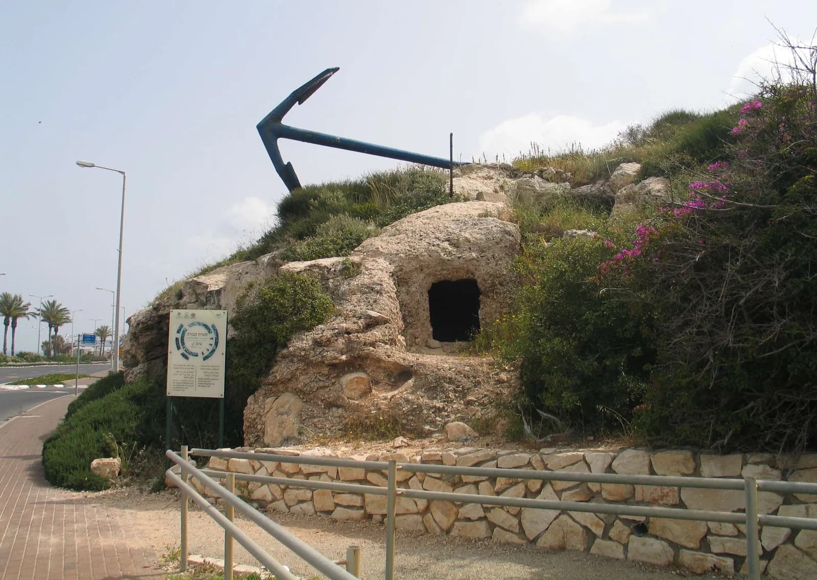 מערת קבורה חצובה מתחת לאנדרטת העוגן, ליד כביש החוף בכניסה לחיפה
