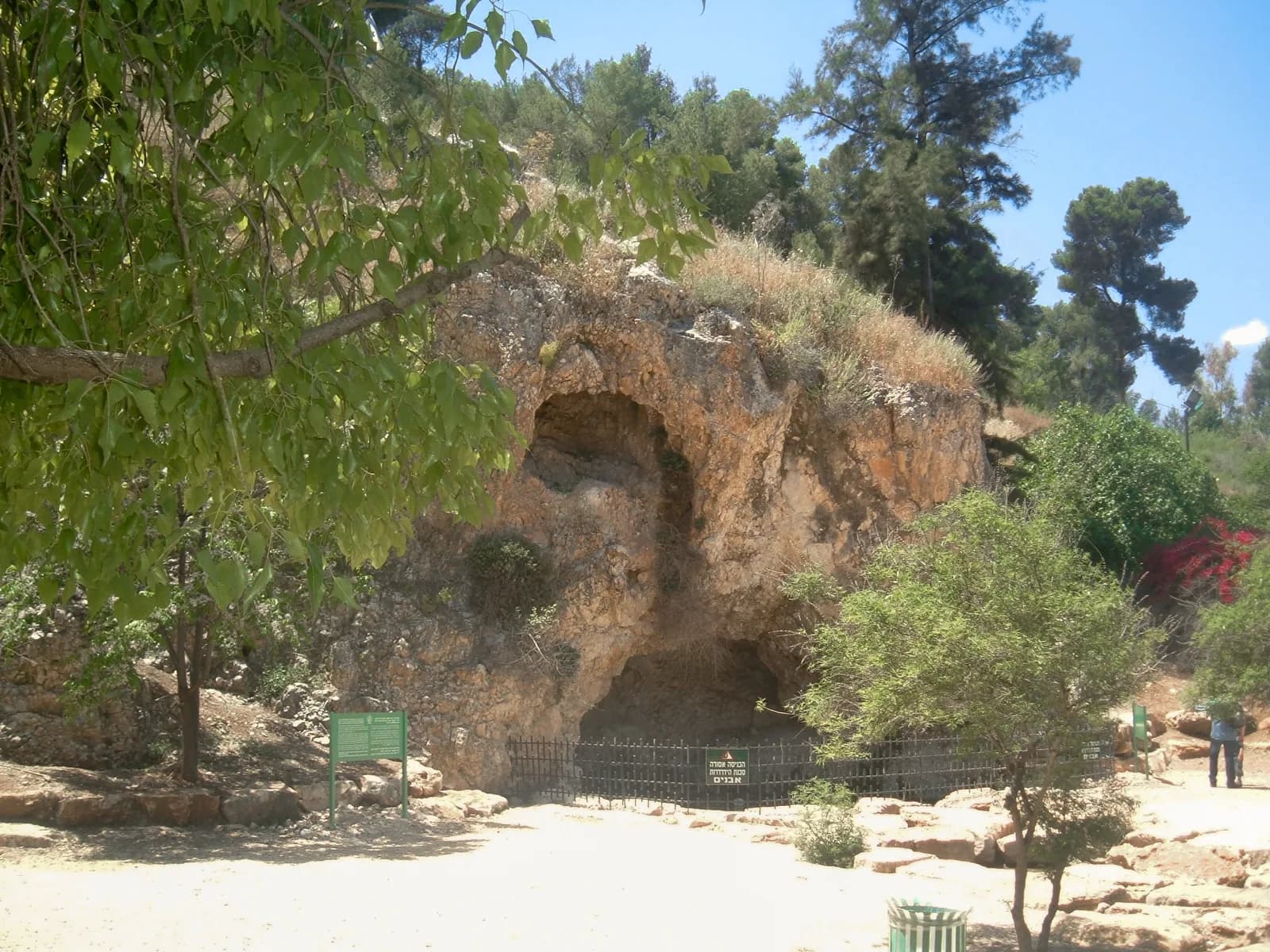 מערת גדעון בגן הלאומי מעיין חרוד, עם הגדר שלפני הפתח (2009)