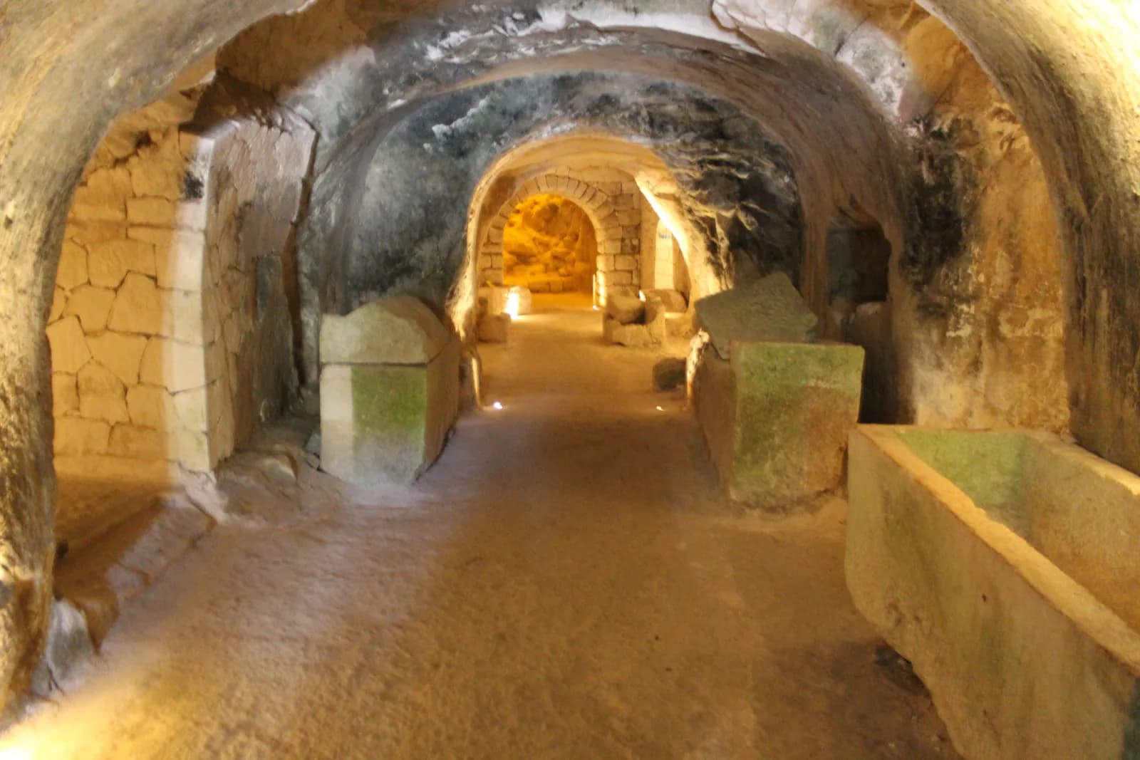 מסדרון חצוב במערת הארונות ולאורכו ארונות קבורה מאבן