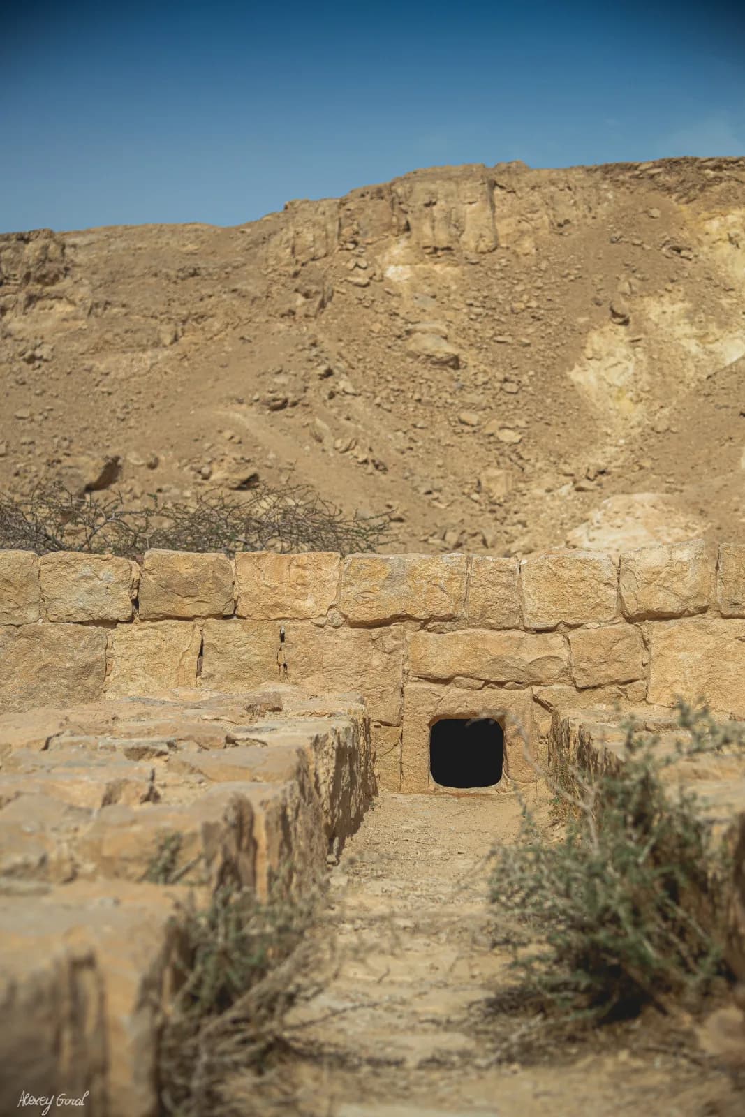 תעלת האבן המסותתת המובילה אל פתח בור נקרות
