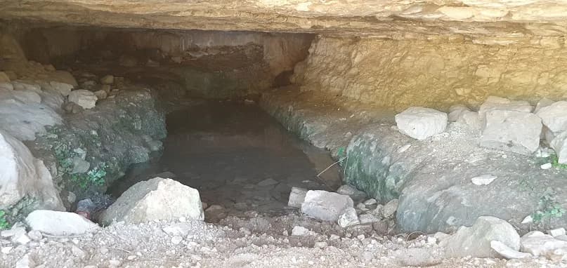 פתח הנקבה החצובה של עין המסייעת