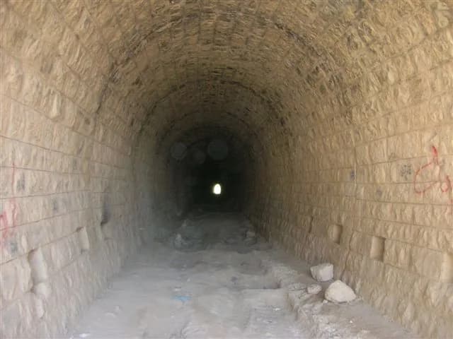 מבט מתוך מנהרת הרכבת בשומרון לעבר הפתח